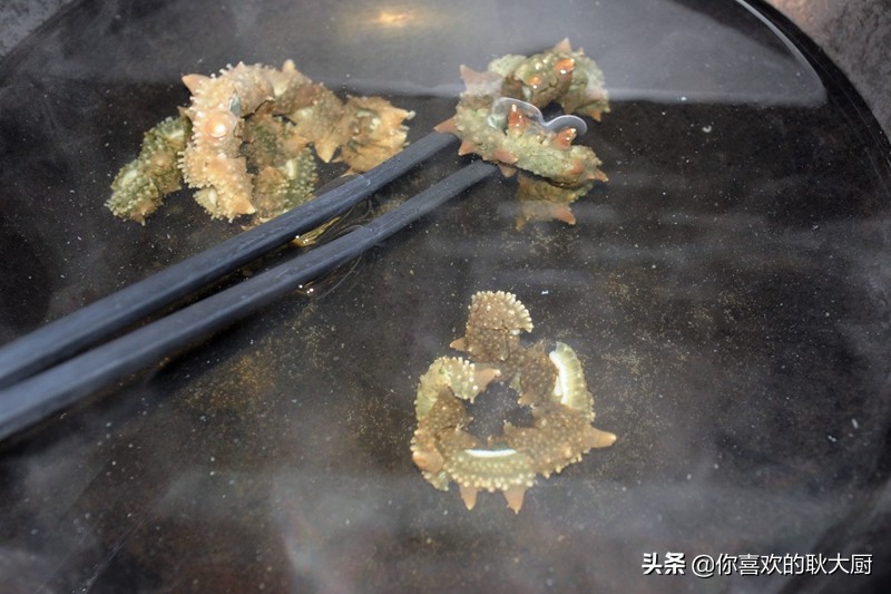 活海参怎么吃？温度的控制是关键，做不好腥气重还嚼不动