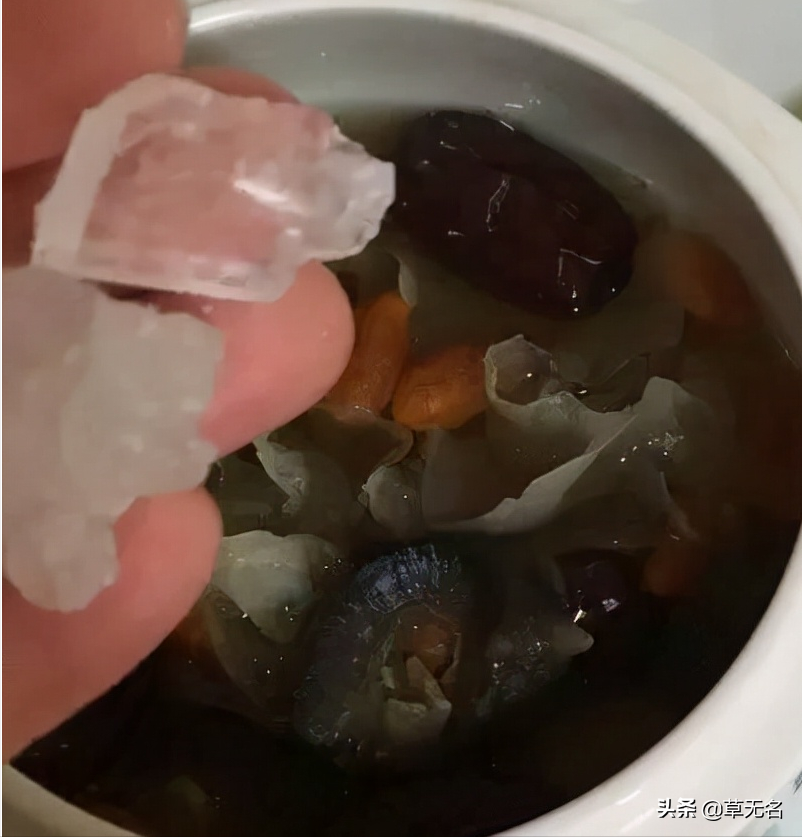 今天推荐一款清补炖品，桂圆炖海参